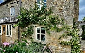 Pretty Cotswold Cottage With Garden Near Bibury